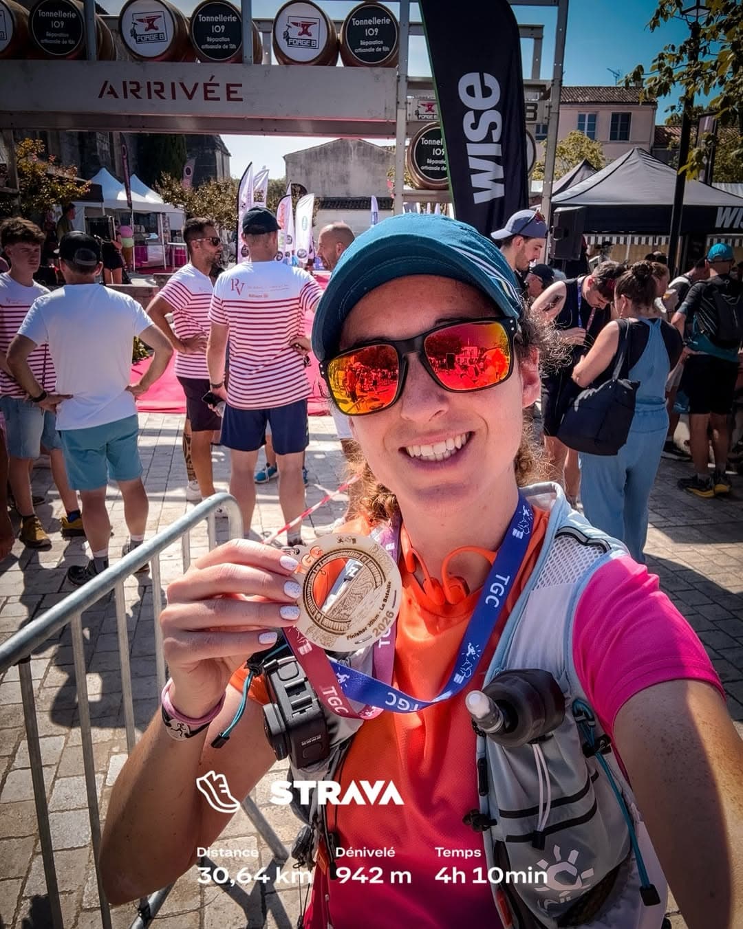 Elisa, médaille en main, à l'arrivée du Trail de la Grande Champagne